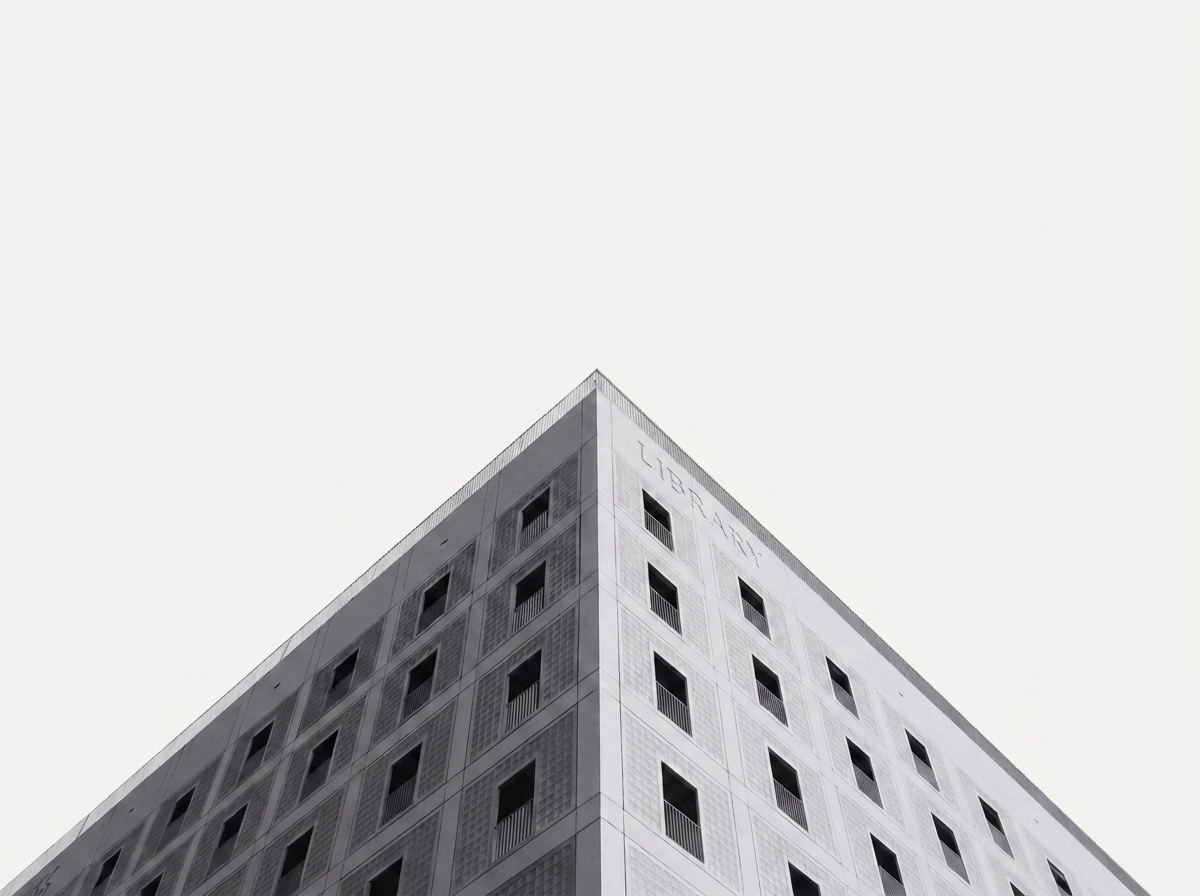 Fachada de edificio moderno, vista desde abajo